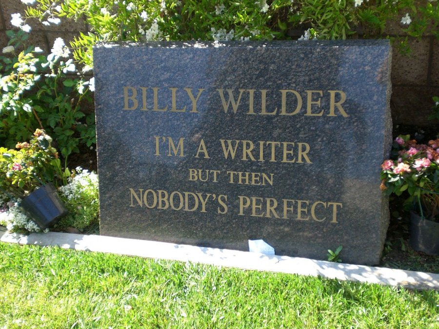 Lápida de Billy Wilder en Westwood Memorial con el texto: 
