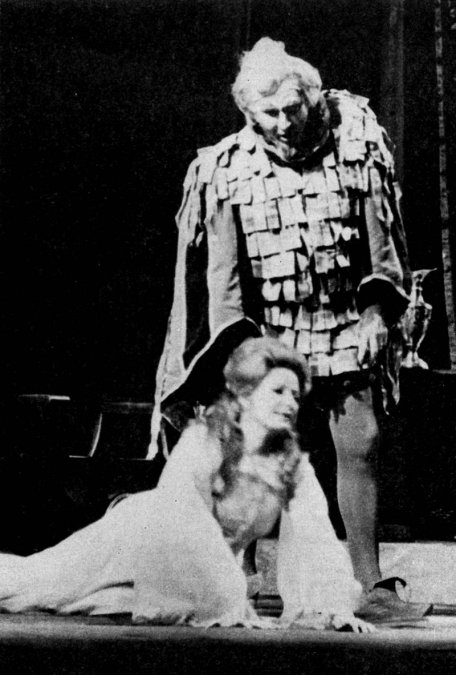 Sherrill Milnes (protagonista) y Maddalena Bonifaccio (Gilda) en el acto III, en el Teatro Colón de Buenos Aires; años 1970.