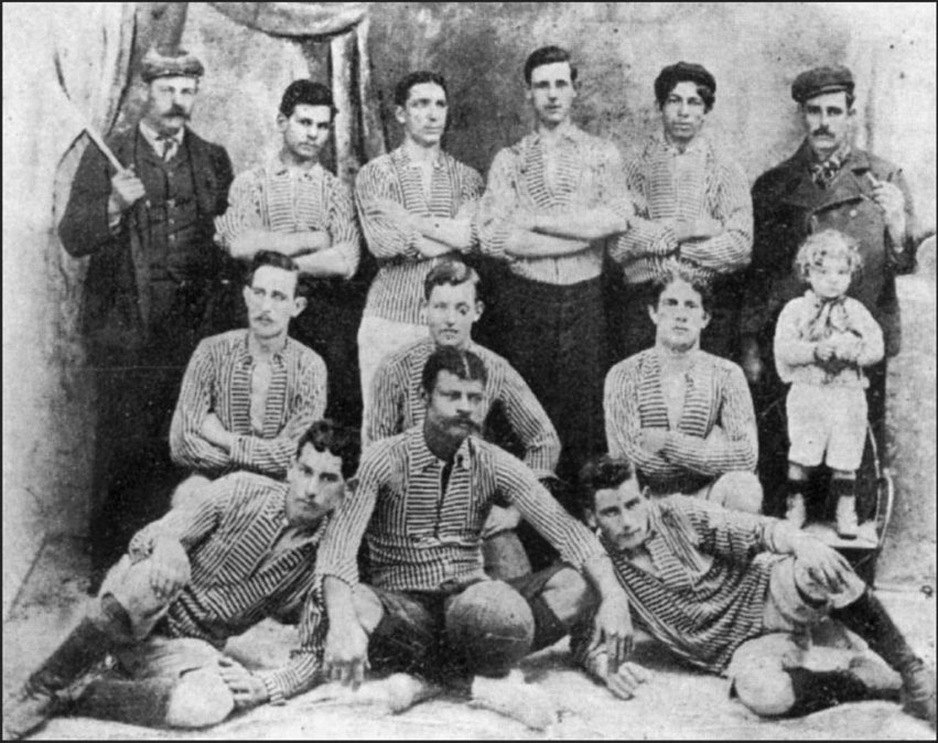 Primera foto del equipo de Boca Juniors, cuando recién se fundó en 1906, luego de ganar la Copa Reformista. Boca está utilizando su primera camiseta estable: fondo blanco con rayas verticales.