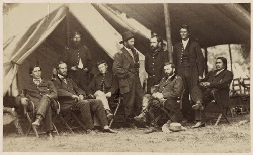 Grant y su personal, Parker sentado a la izquierda.