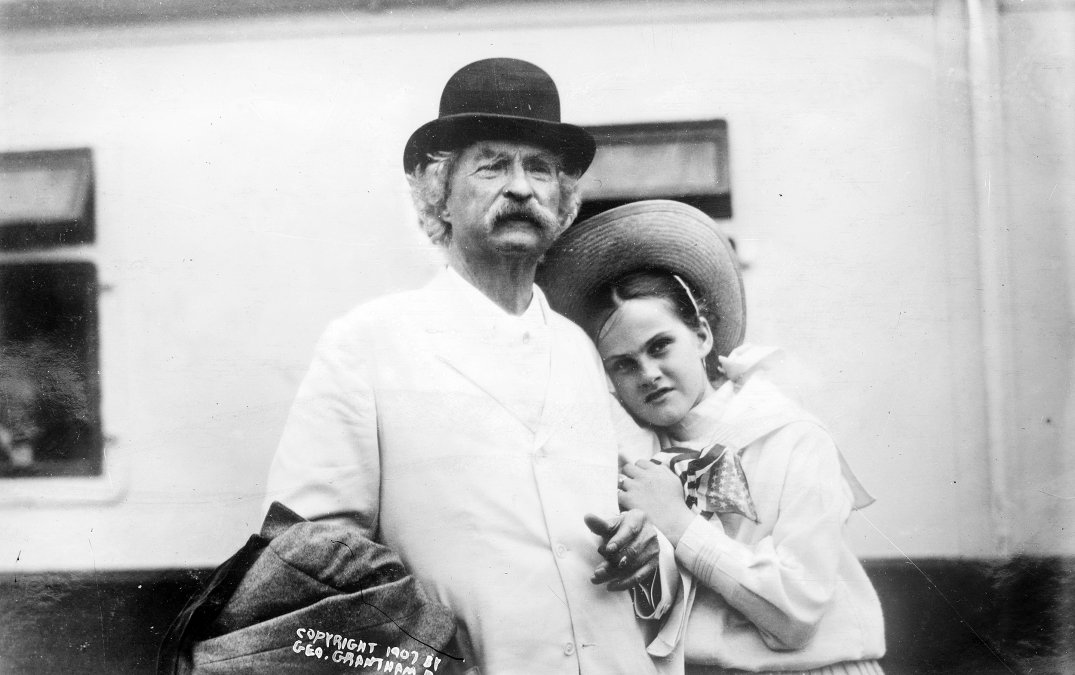 Mark Twain con una de sus niñas (1907).