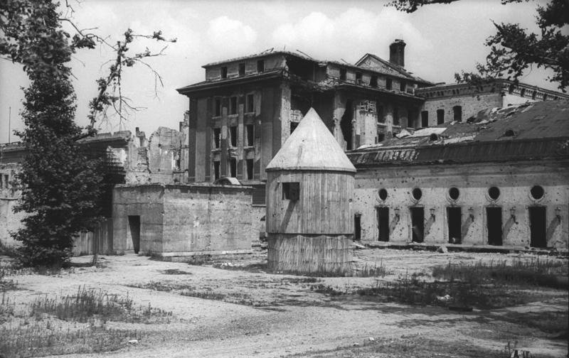 Salida del Búnker hacia el jardín de la Cancillería. Muy cerca de la entrada, detrás de la torre, se incineraron los restos de Hitler.