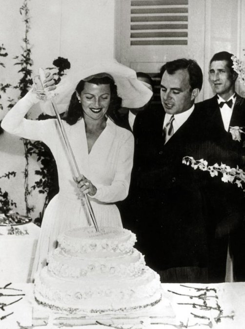 Rita Hayworth corta el pastel el día de su boda con el príncipe Ali Khan.