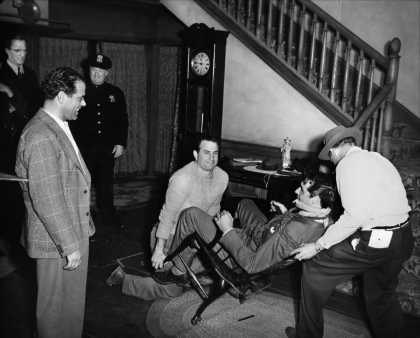 Frank Capra (izquierda) y Cary Grant (atado) durante el rodaje de <i>Arsénico por compasión</i> (<i>Arsenic and Old Lace</i>, 1944).”></figure><div id=