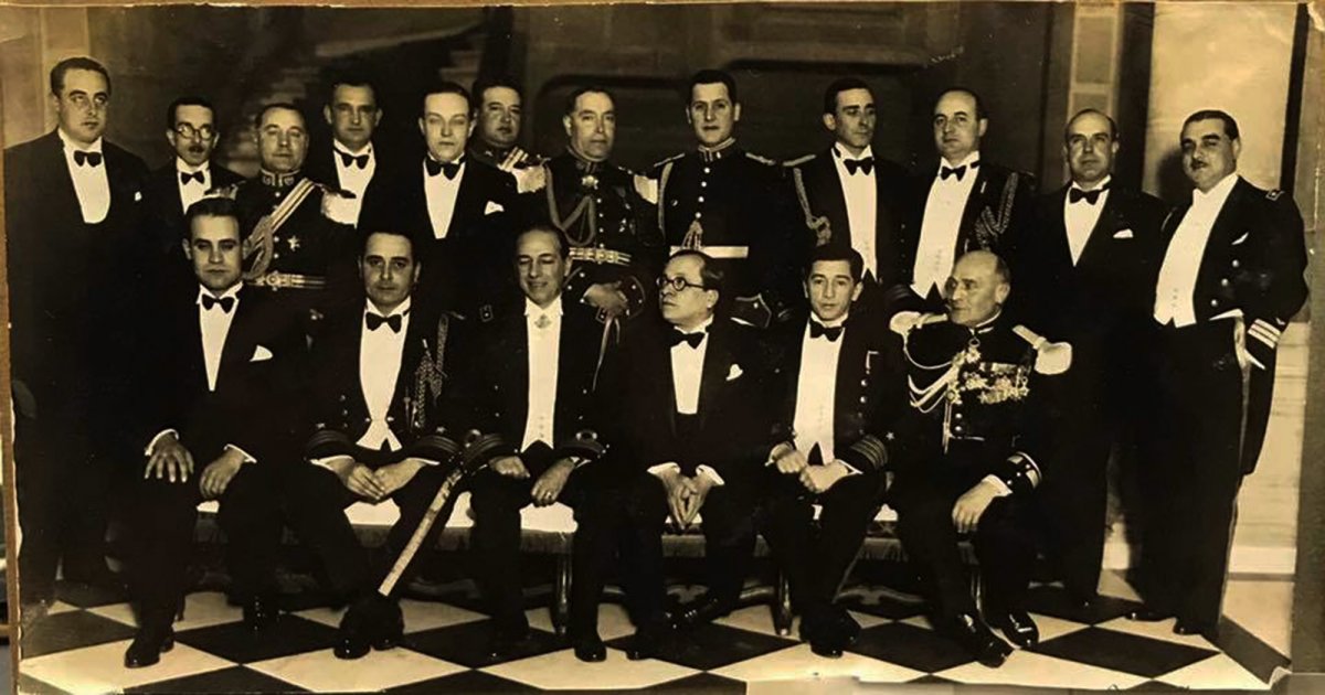 Imagen compartida por la señora Carolina Cancino, nieta del General Ramón Díaz a la derecha del mayor Perón.