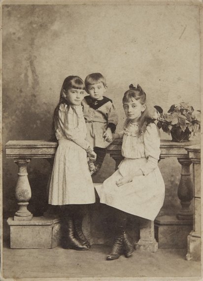 Egon Schiele y sus hermanas Melanie y Elvira.