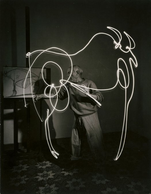 Picasso dibujando con un lápiz de luz.