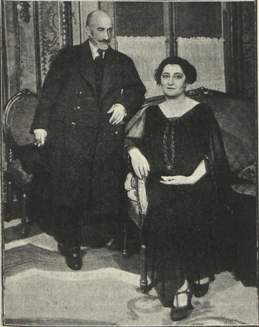 Lola Membrives con Jacinto Benavente (1922).