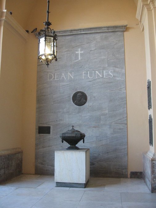 Tumba del Deán Funes en la catedral de Córdoba.
