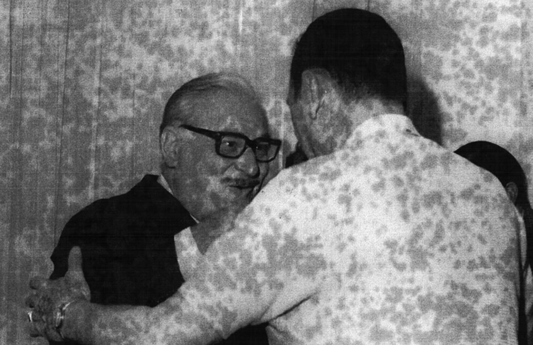 Foto casera de Rogelio Frigerio saludando a Juan Domingo Perón.