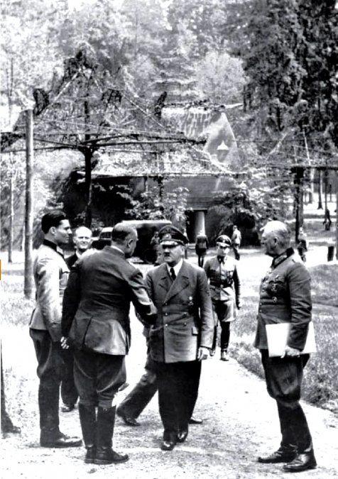 Foto que muestra a Stauffenberg en Rastenburg (en el margen izquierdo) con Hitler (centro) y Keitel (derecha). 