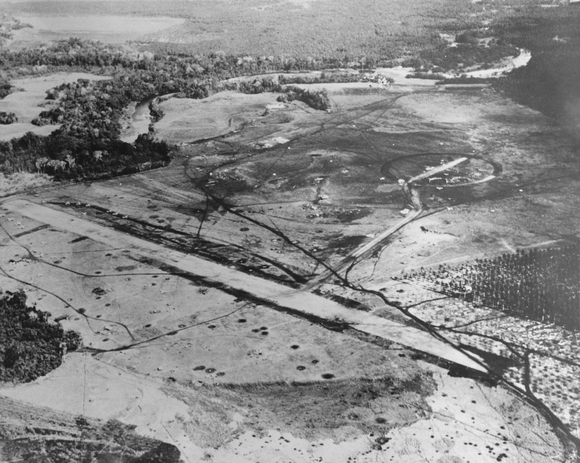 Vista aérea del aeródromo de Henderson Field, después de agosto de 1942.