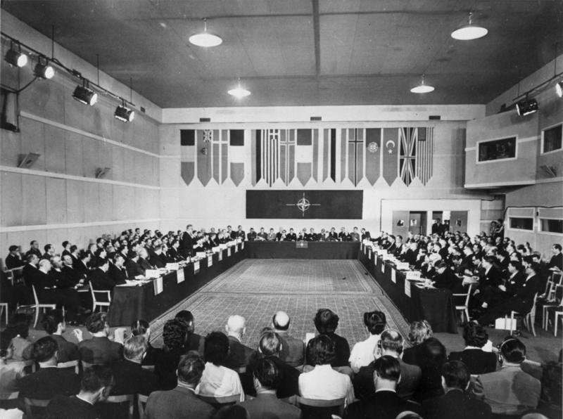 Conferencia de la OTAN en París en mayo de 1955.
