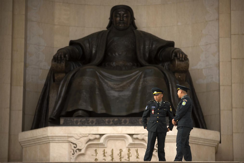 Unos oficiales conversan frente a una estatua de Gengis Kan en Ulán Bator, en Mongolia.