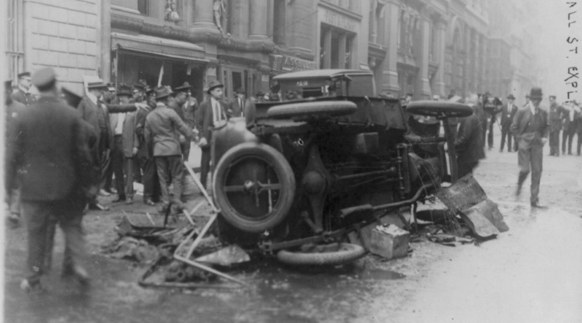 Atentado de Wall Street ( conocido como Wall Street bombing) ocurrió a las 12:01 p.m. del 16 de septiembre de, 1920, en el distrito financiero de Manhattan.