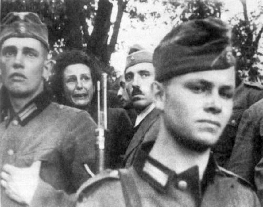 Riefenstahl presenciando horrores en el frente polaco (1939).