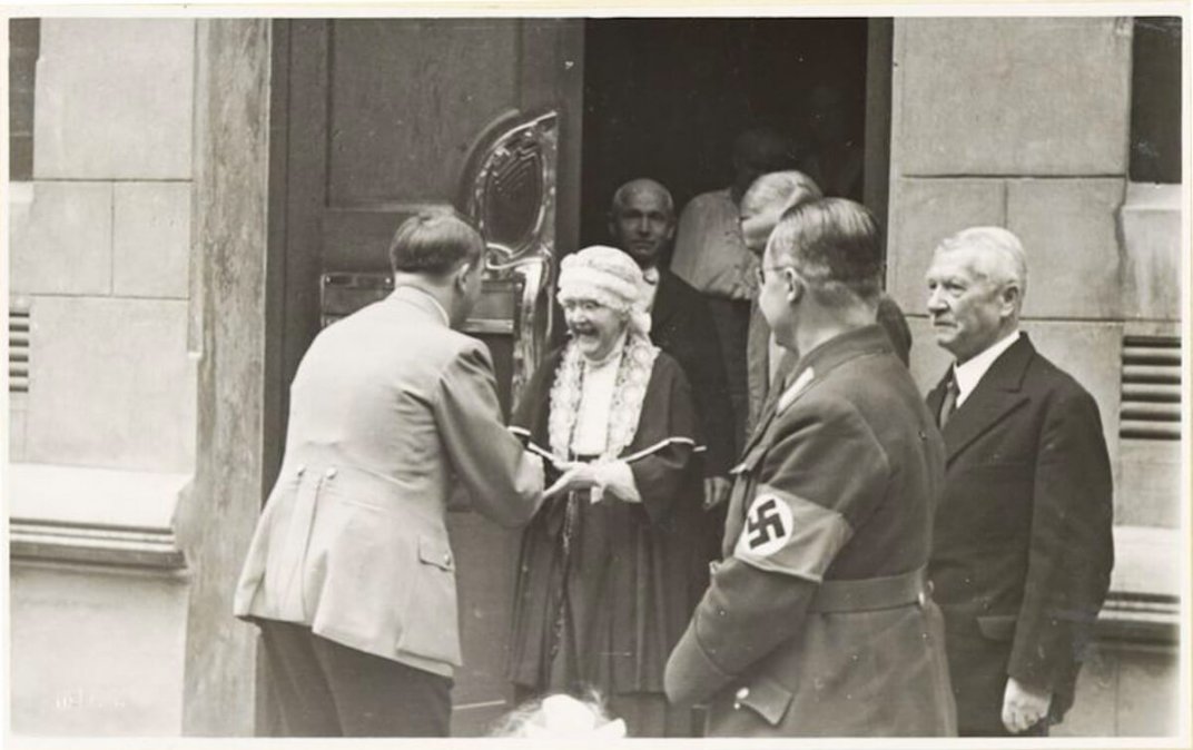 Elisabeth Förster-Nietzsche recibe a Hitler en el archivo de Nietzsche (1933).