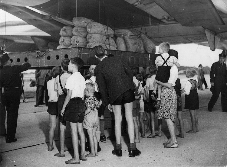 Niños y jóvenes alemanes esperando un cargamento.