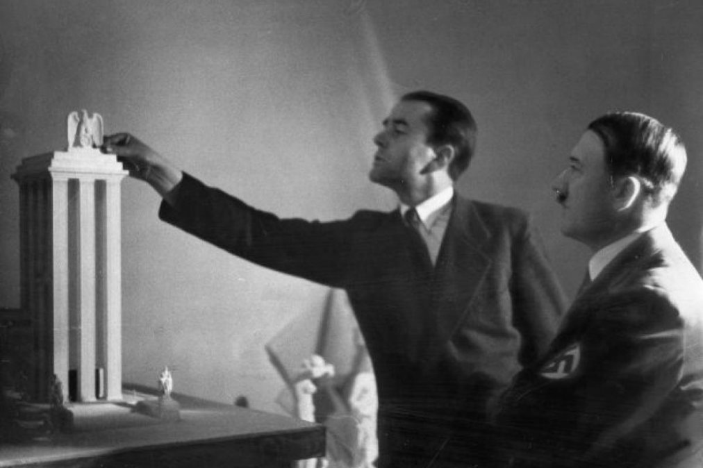 Speer y Hitler con la maqueta diseñada por él.