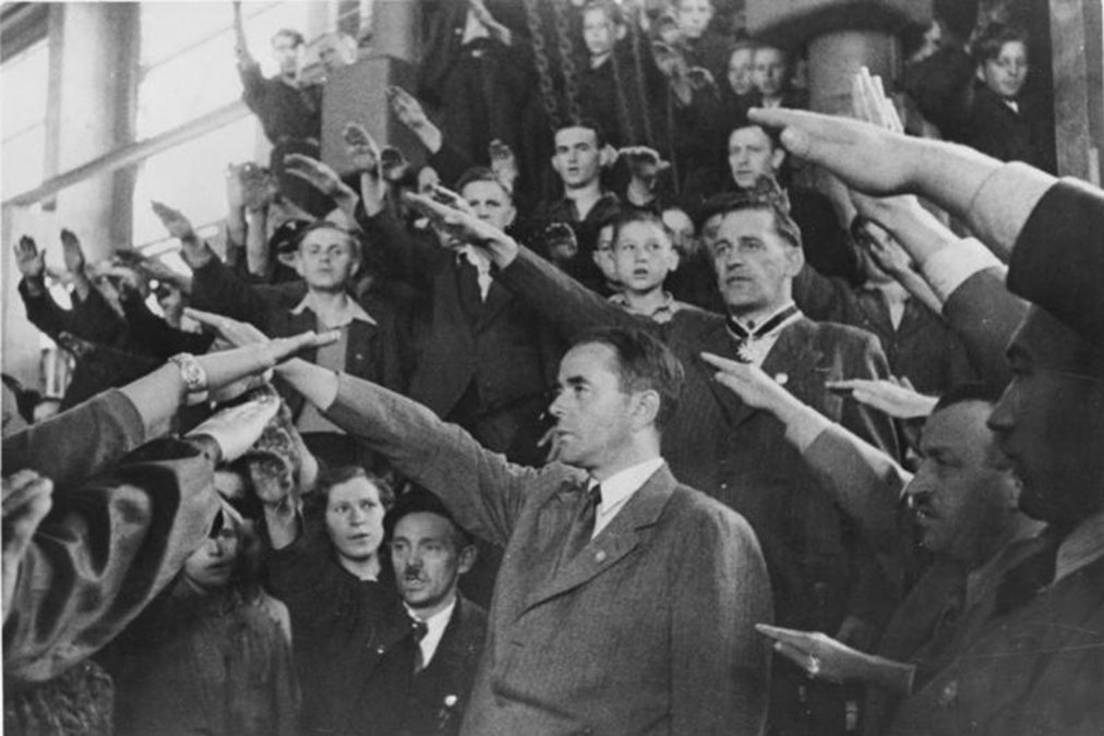 Speer durante una visita a una fábrica de municiones en mayo de 1944.