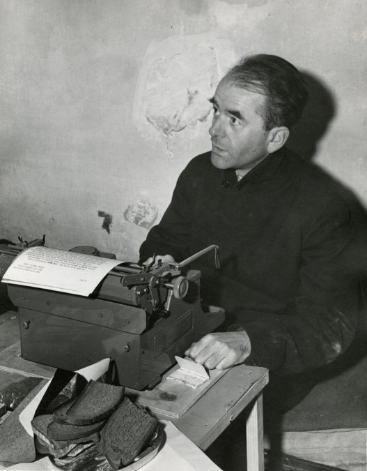 Speer en su celda durante los juicios de Núremberg (1945).