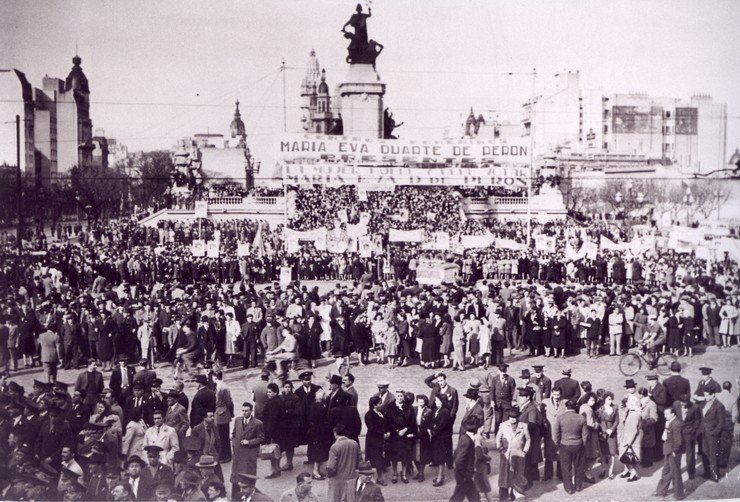 Mujeres congregadas frente al Congreso.
