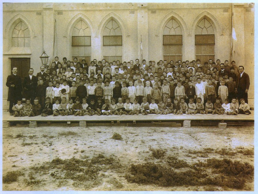 Niños de una de las escuelas Evangélicas (1905).