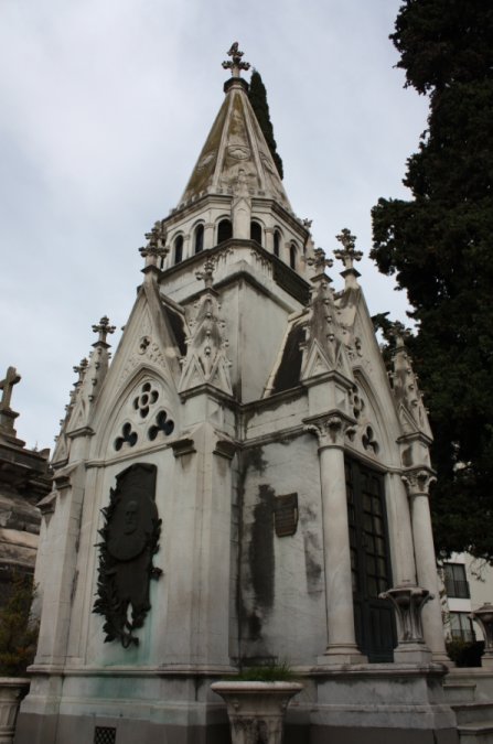 Sepulcro de Juan A. Gelly y Obes en el Cementerio de la Recoleta. 