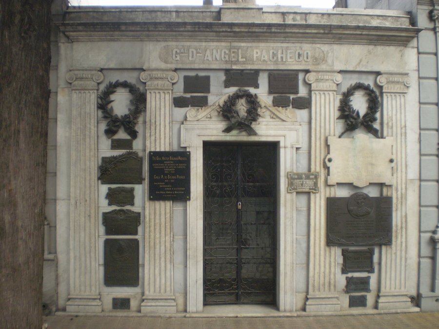 Tumba de Ángel Pacheco en el cementerio de la Recoleta.