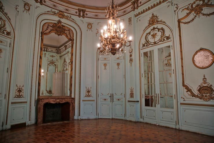 José C. Paz viajó a Europa y le encargó al prestigioso arquitecto francés Henri Sortais la construcción de su mansión. 