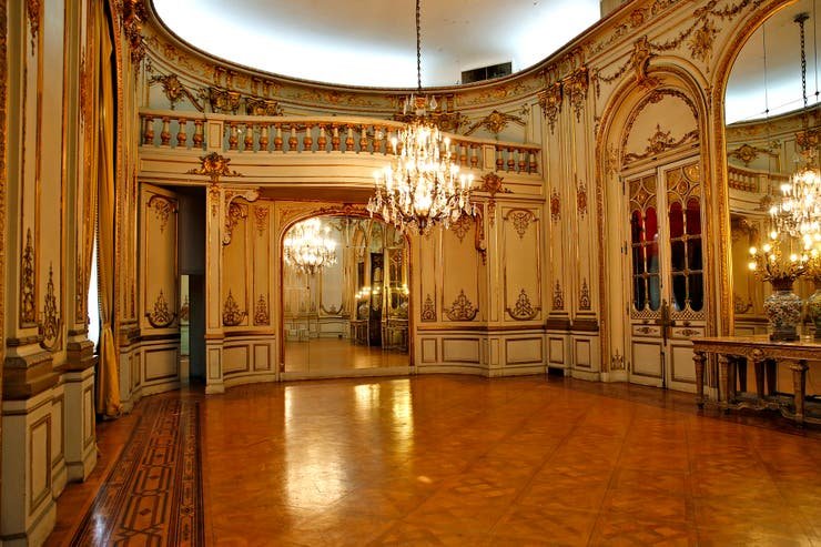 El Gran Salón de Baile cuenta con un palco para orquestas. 