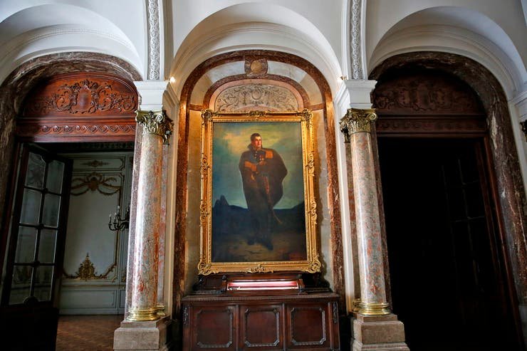En uno de sus salones puede verse un retrato del General Don José de San Martin.