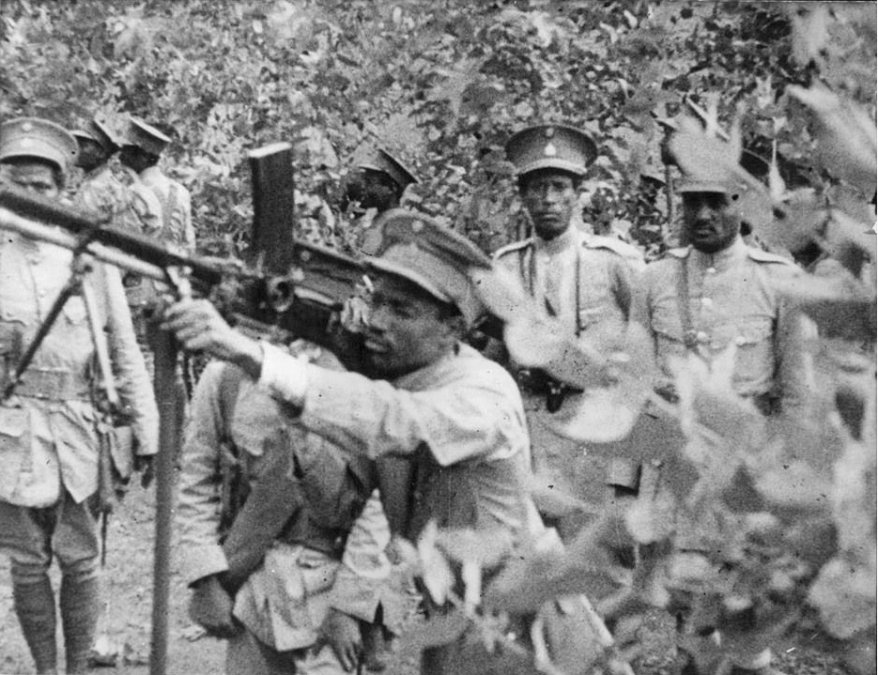Tropas etíopes se adiestran en el uso de ametralladoras.
