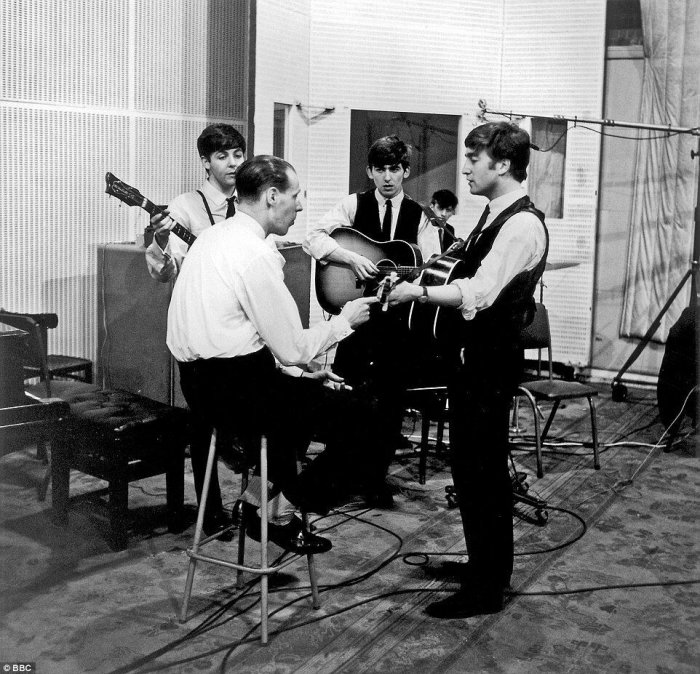 Los Beatles y George Martin en el estudio en 1962.