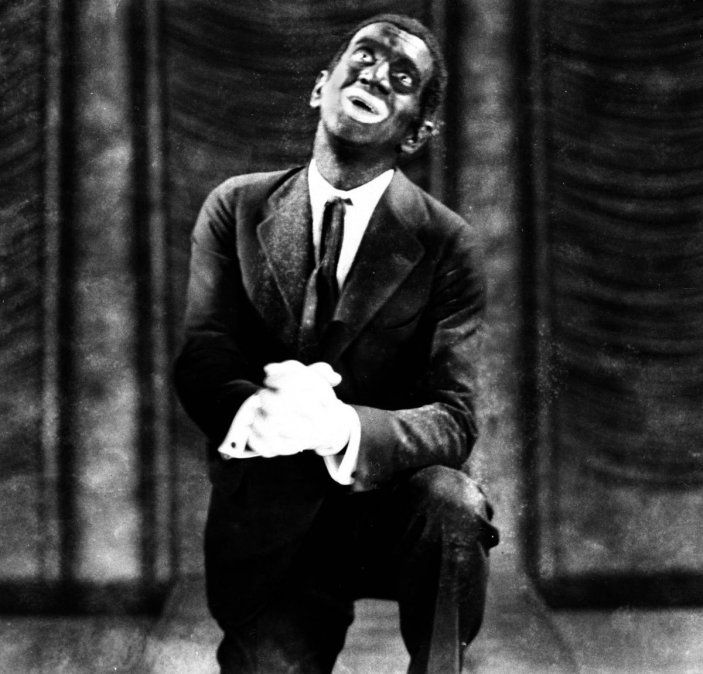 Al Jolson con blackface cantando Mammy en una de las secuencias más embelmáticas del film.