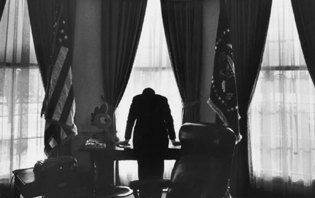 Un abrumado John Kennedy durante la Crisis de los misiles. 