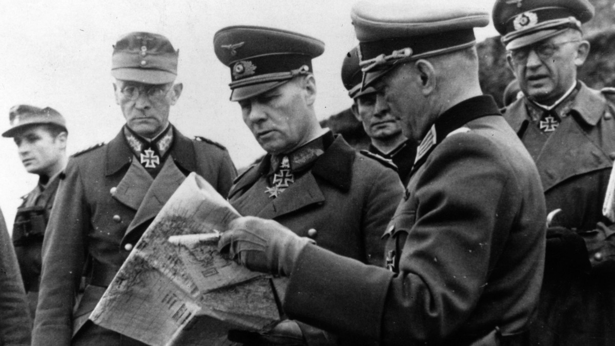 Erwin Rommel, centro, estudia un mapa con otros oficiales del ejército alemán.