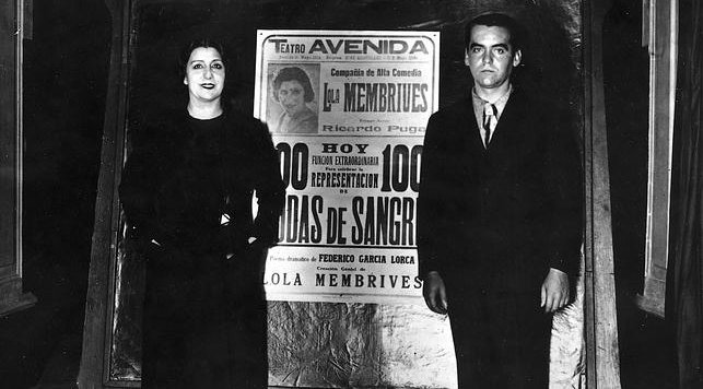 Lorca y Membrives en el Teatro Avenida, en las 100 representaciones de Bodas de Sangre, noviembre de 1933.
