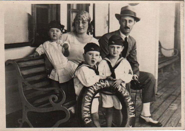 Alejandro Bustillo, su esposa Blanca Ayerza y sus hijos Alejandro, Jorge y César, en viaje a Europa en el Principessa Mafalda.