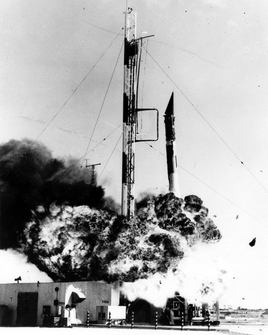 Explosión de un cohete Vanguard durante el lanzamiento (6 de diciembre de 1957).