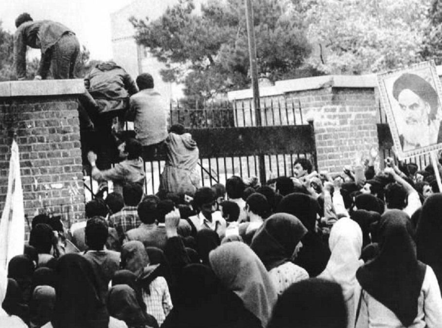 Estudiantes iraníes toman la Embajada de los Estados Unidos en Teherán (4 de noviembre de 1979).
