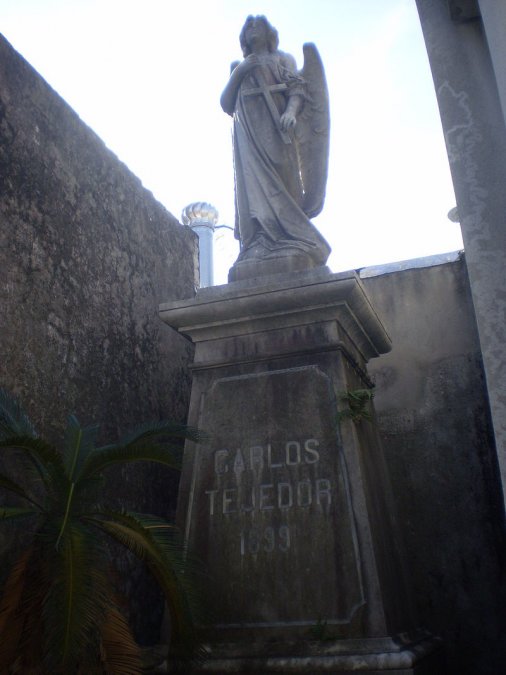 Su tumba en el cementerio de la Recoleta.