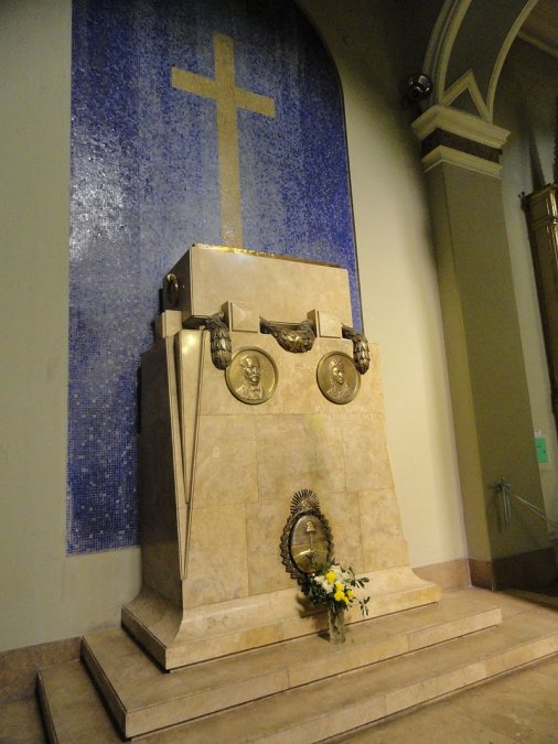 Mausoleo donde descansan los restos de Merceditas y Mariano Balcarce en la Basílica de San Francisco (Mendoza).