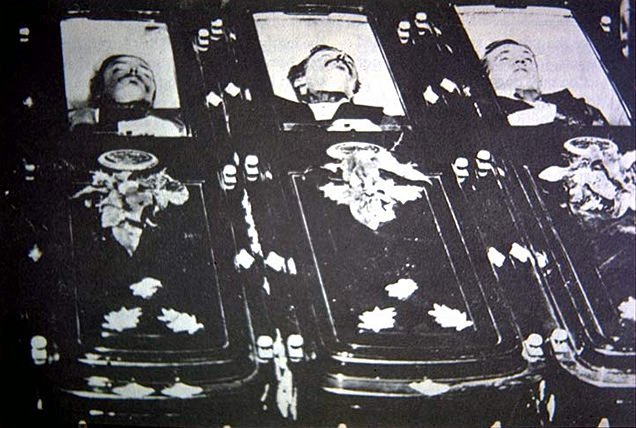 Billy Clanton (derecha) en su ataúd con los hermanos McLaury a su lado.