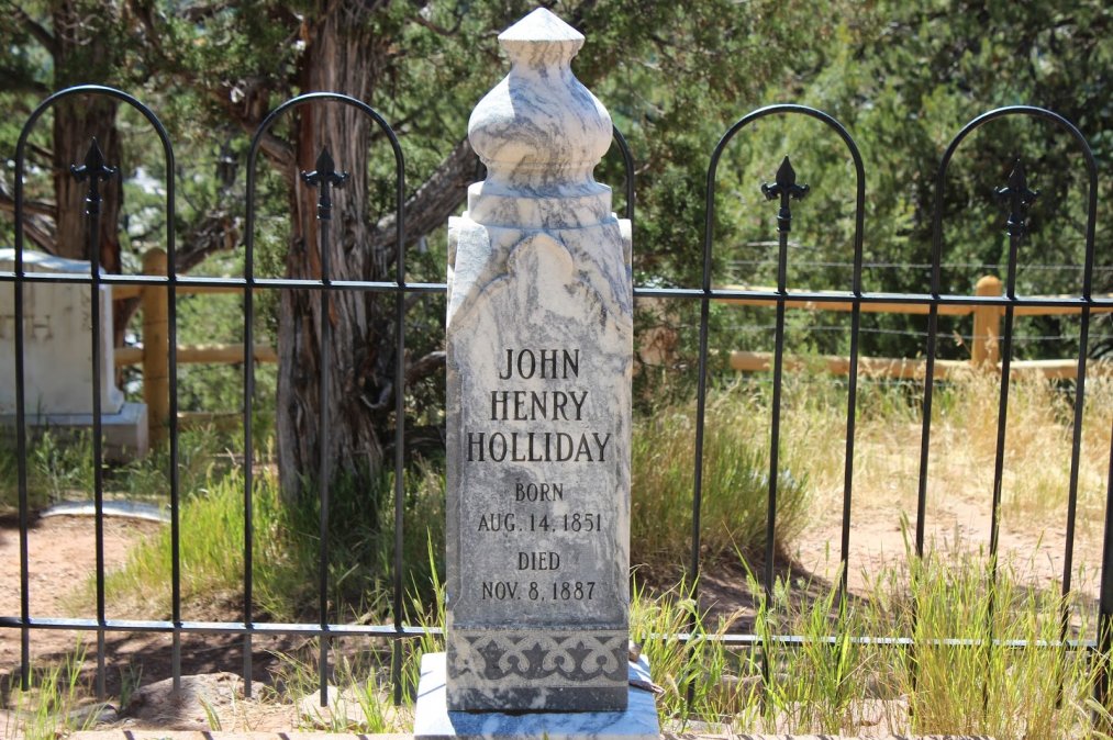 Los registros de donde exactamente se encuentra el cuerpo de Holliday en el cementerio se perdieron, por lo que la ciudad de Glenwood Springs erigió una lápida, sin embargo tenía el año de nacimiento equivocado. Este monumento sustituyó al antiguo monumento.