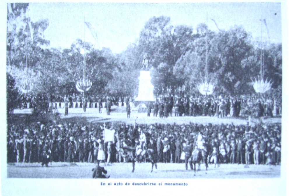         Inauguración del monumento a Sarmiento el 25 de mayo de 1900.
