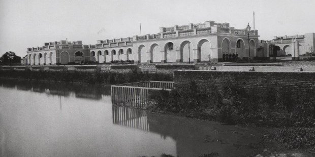         Fotografía del caserón de Rosas tomada en 1876. En esa época funcionaba el Colegio Militar. Se pueden ver los arcos tapados y un grupo de cadetes a la derecha.