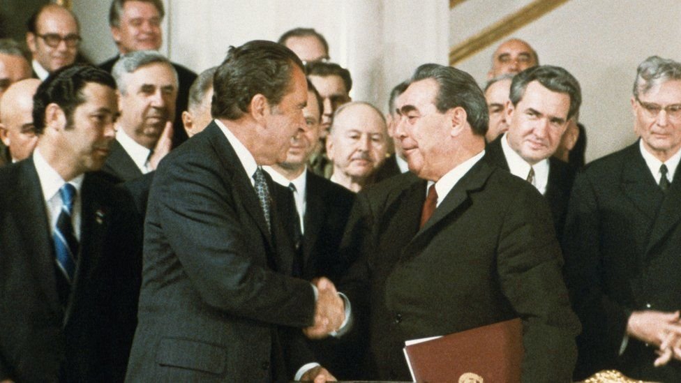 Nixon y Brezhnev se saludan después de firmar el SALT.