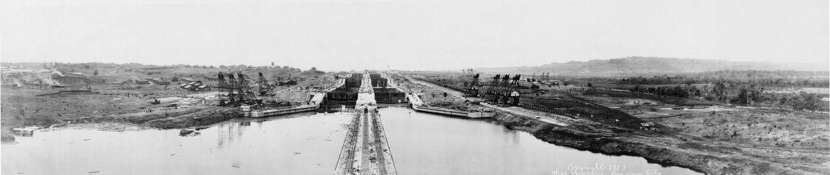 Construcción de esclusas en el canal en 1913.