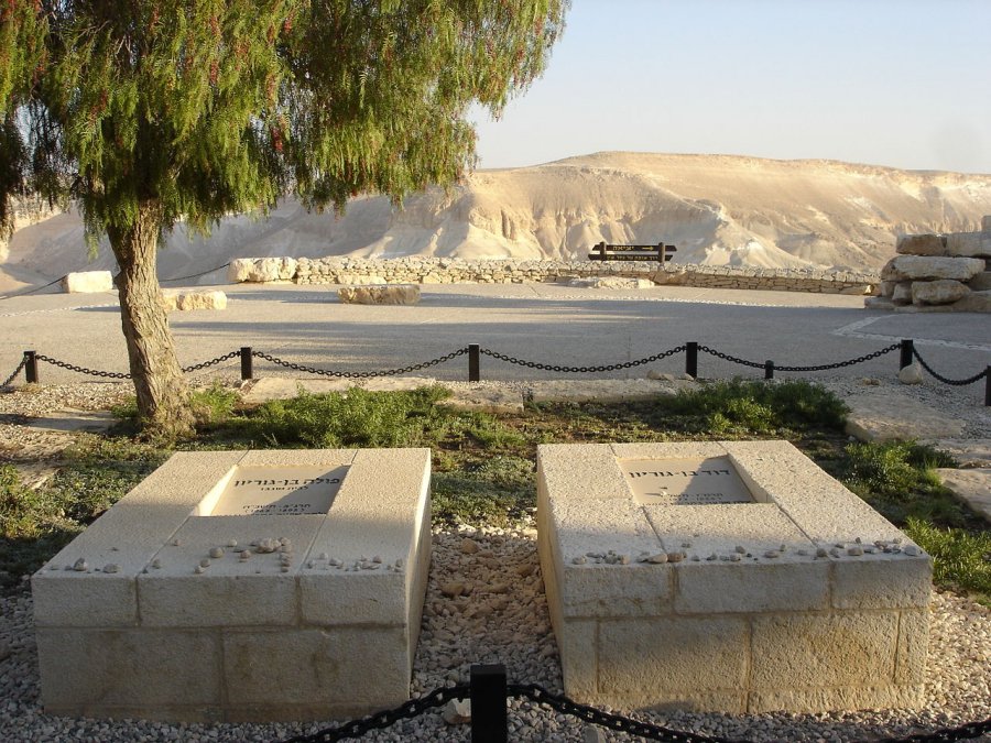 Las tumbas de Paula (a la izquierda) y David Ben-Gurión. Sde Boker, desierto del Néguev, Israel.